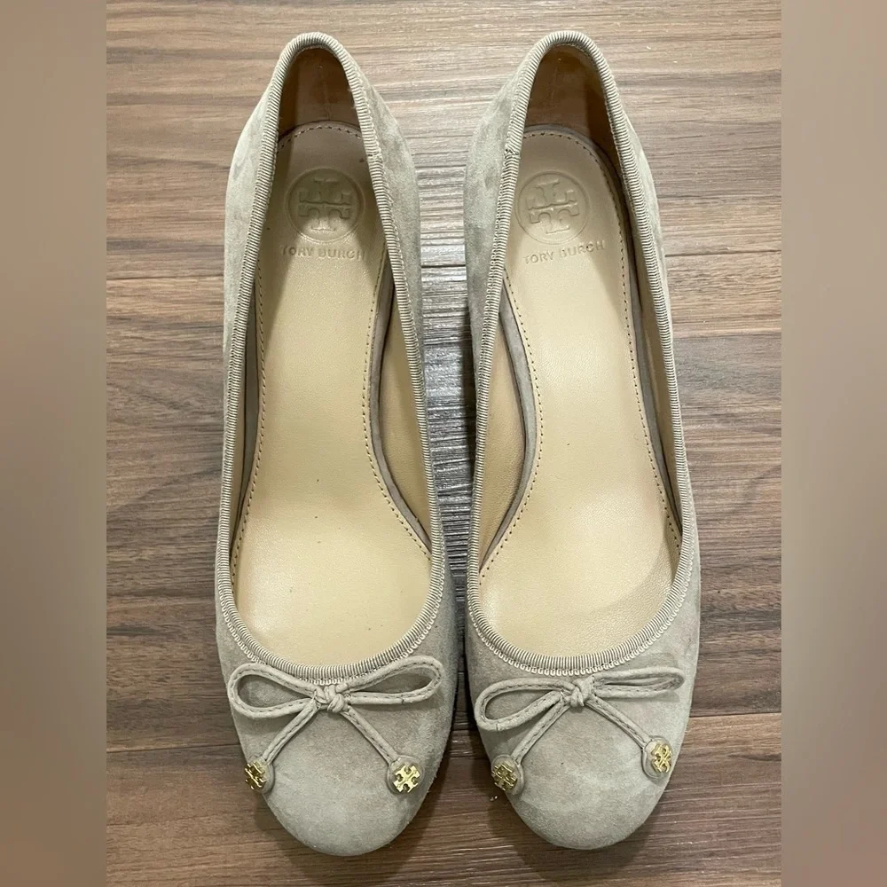 Like New Tory Burch Laila 50 Suede Block Heel Pumps Dust Storm, Size 7.5